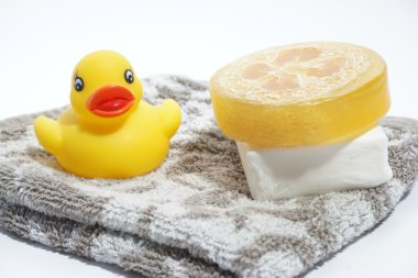 Plastik ördek ve bir havlu üzerinde sabun