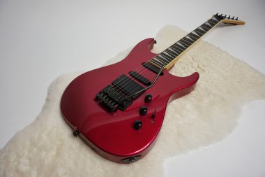 elektro gitar kuzu deri üzerinde