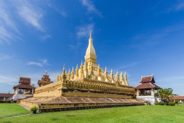 Altın pagada Pha-ki Luang tample mavi gökyüzü arka plan, V