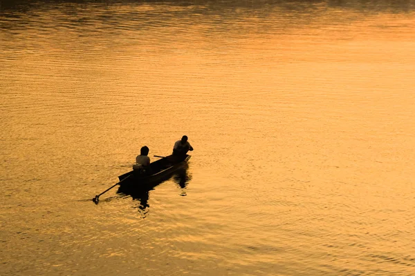 Silhouette of boatman at sunset — Stock Photo, Image