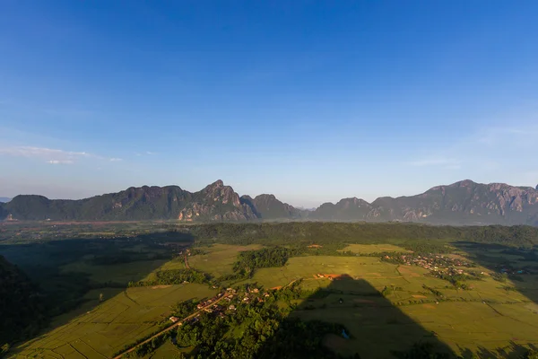 Pohled do údolí z Vang Vieng, Laos. — Stock fotografie