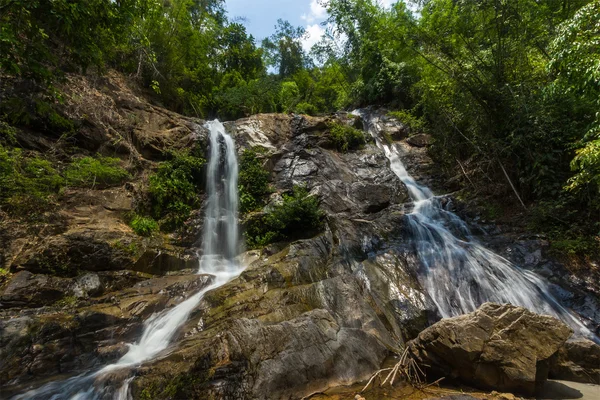 Cachoeira em um rio de montanha — Fotografia de Stock