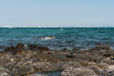 Kayalık deniz Sahili ve plaj.