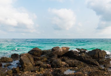 Kaya, plaj, deniz ve bulutlu gökyüzü - Kholan Island, Tayland