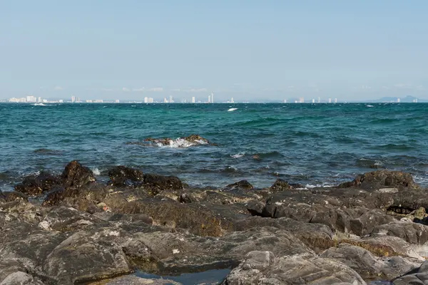 Kayalık deniz Sahili ve plaj.