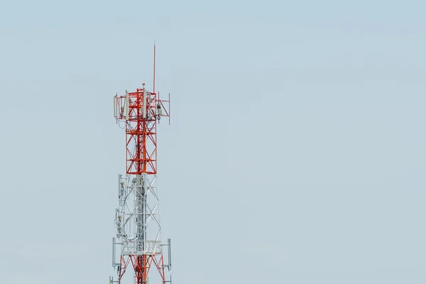 Телекоммуникационная башня на фоне неба . — стоковое фото