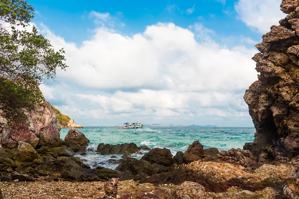 Skały, fala, morze i błękitne niebo. Kholan island, Tajlandia. — Zdjęcie stockowe