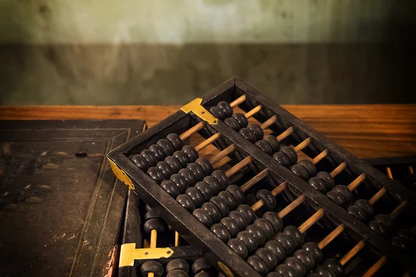 Ahşap masada yaşlı abaküs.