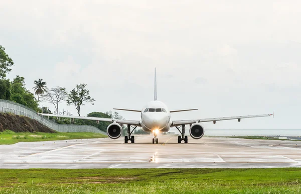 Kalkış uçak havaalanında yağmurlu gün