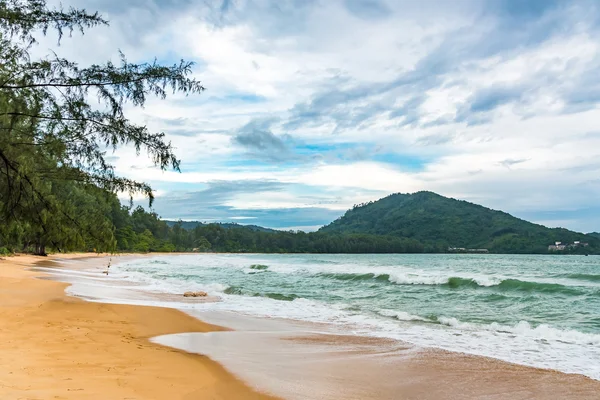 Krajobraz, plaża i wybrzeże góry na wyspie Phuket w Tajlandii po deszczu. Naiyang Beach. — Zdjęcie stockowe