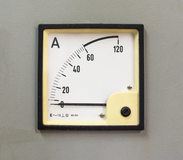Starý analogový ampérmetr měřidla. — Stock fotografie