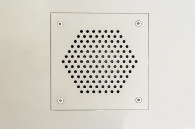 Metal iletişim ses hoparlörleri kapatın.