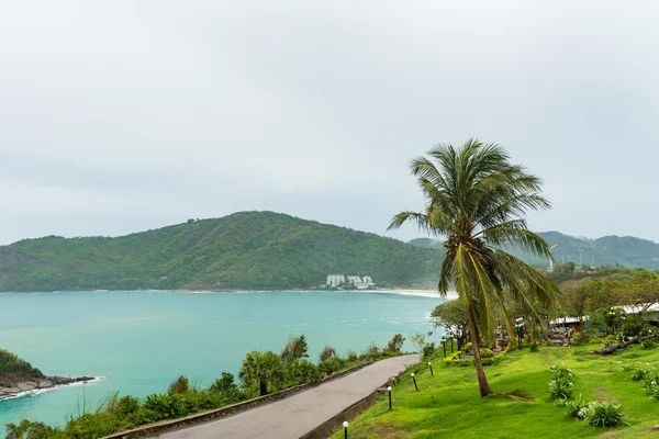 Przylądek Phromthep viewpoint z pochmurnego nieba i morza. Wyspy Phuket, — Zdjęcie stockowe