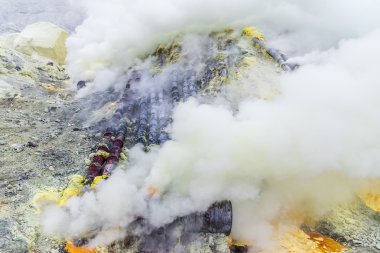 Kükürt madeni krater Ijen'de yanardağ, Doğu Java, Endonezya içinde