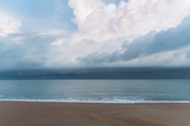 Fırtına bulutları sabahı sahile yaklaşırken.
