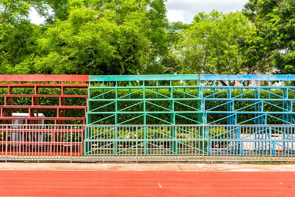 Rzędy siedzeń puste metalowe trybuny boiska — Zdjęcie stockowe