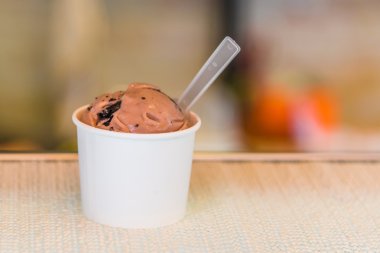 Boş kağıt bardak çikolata dondurma.