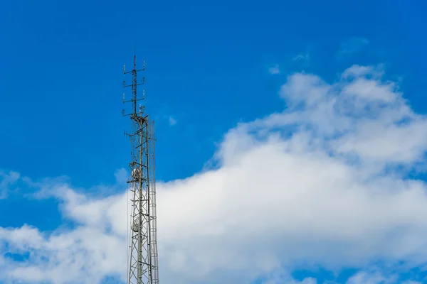 Torre de telecomunicaciones sobre fondo azul del cielo. —  Fotos de Stock