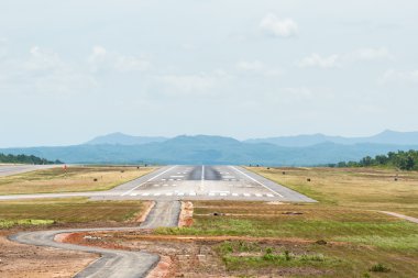 Havaalanı pist gökyüzü ve bulutlar yaz gün.