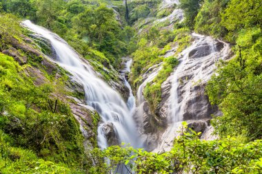 Kalp şeklinde şelale. Pitugro şelale bulun derin orman Umpang içinde Tayland.