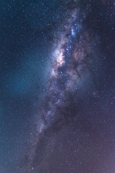 Açıkça Samanyolu gece gökyüzü üzerinde.