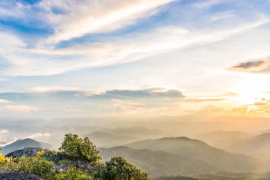 Gün batımında renkli gökyüzü ve dağ Vadi Manzaralı.