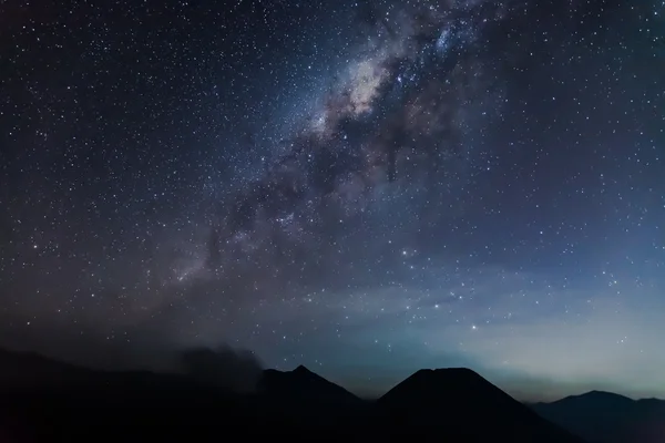 Calea Lactee de deasupra muntelui Bromo — Fotografie, imagine de stoc