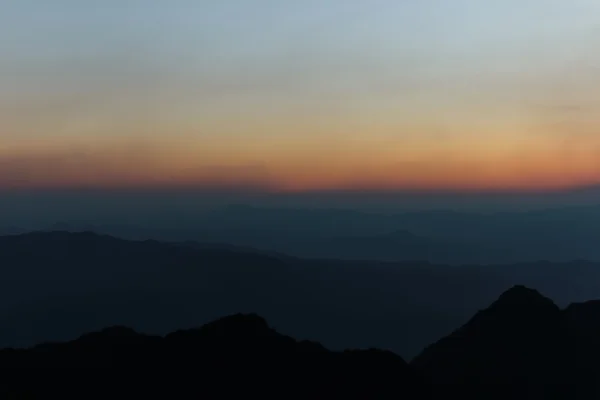 Πολύχρωμο ουρανό, το ηλιοβασίλεμα στο βουνό. — Φωτογραφία Αρχείου