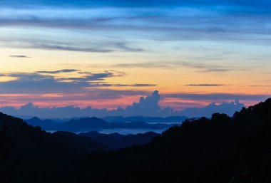 Gökyüzü bulutlu sabahleyin, renkli