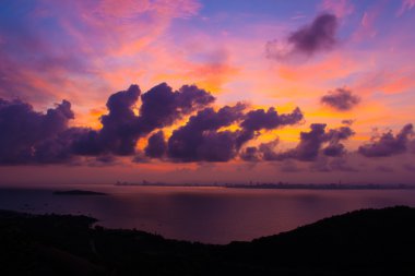 Pattaya üzerinde renkli gökyüzü günbatımı, Thaiand