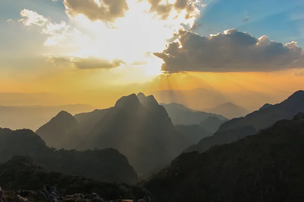 Світло Бога в гору з найкращим небом і хмарою — стокове фото