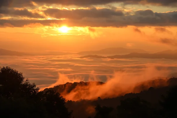 Niebla de la mañana con montaña al amanecer en Chiangmai, Tailandia — Foto de Stock