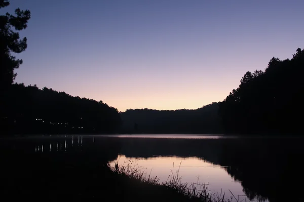 Lake met mooie twilight sky in paars. — Stockfoto