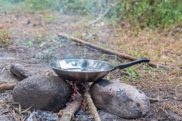 Alan koşullarında, piknik üzerinde kamp ateşi, kaynar tava pişirme