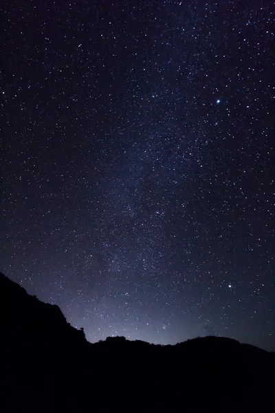 gece gökyüzü ile çok parlak yıldız