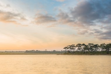 Günbatımı bir göl üzerinde. Phukradung Tayland.