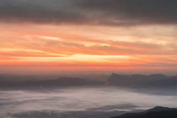 Manhã nascer do sol e mais nublado com nevoeiro sobre o vale . — Fotografia de Stock