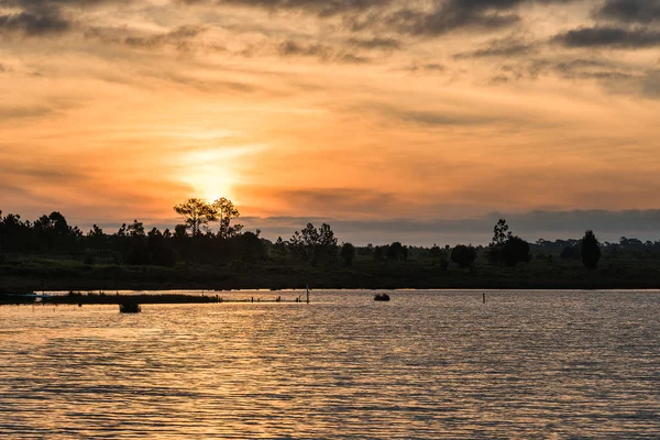 Zonsondergang over het meer op avond. — Stockfoto