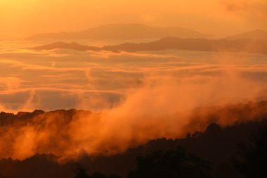 Sabah sis Dağı'nda gündoğumu ile