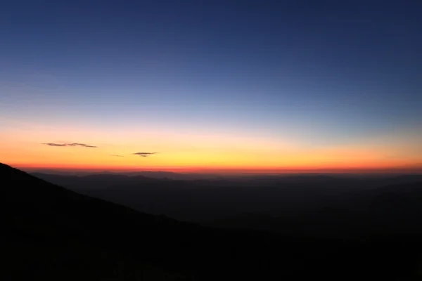 Красочное небо над горой прямо перед восходом солнца — стоковое фото