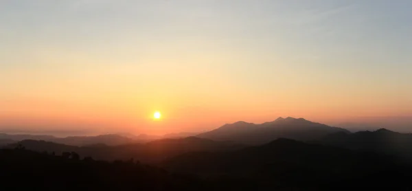 Восход солнца с красочным небом — стоковое фото