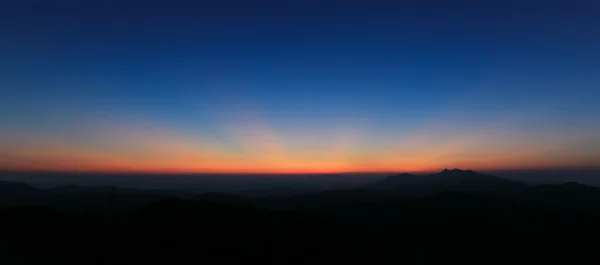 Panorama do céu colorido acima da montanha pouco antes do nascer do sol — Fotografia de Stock