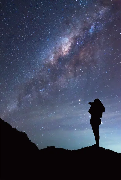 O femeie fotografiază galaxia Calea Lactee . — Fotografie, imagine de stoc