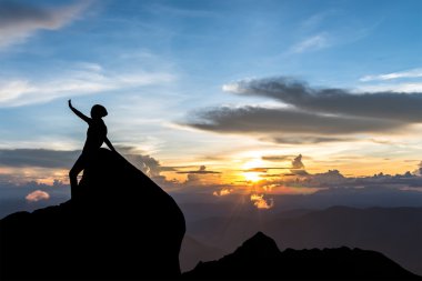 Genç kadının siluet gün batımında