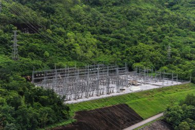 Santralde Srinakarin Barajı Tayland.