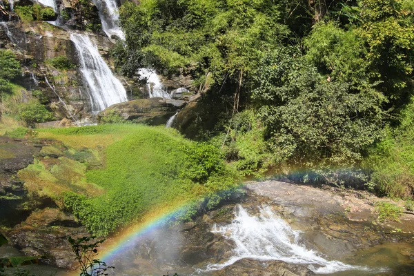 Pequena cachoeira na Tailândia com arco-íris . — Fotografia de Stock