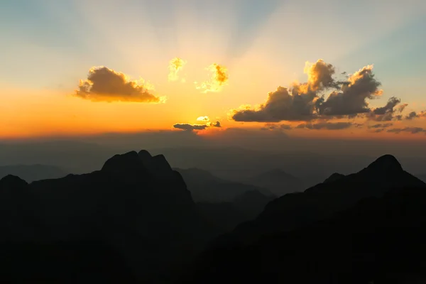 Slunce zapadá nad horou. — Stock fotografie