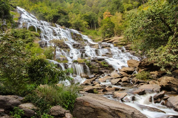 Cachoeira natural na floresta tropical — Fotografia de Stock