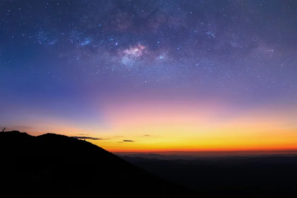 Die Milchstraße über dem Berg vor Sonnenaufgang. — Stockfoto