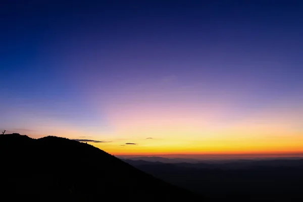 Cielo colorido sobre la montaña justo antes del amanecer — Foto de Stock